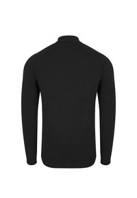 Czarny sweter z długimi rękawami i wysokim kołnierzem. Wykonany z gładkiej dzianiny, z dopasowanym krojem i ściągaczami przy mankietach.