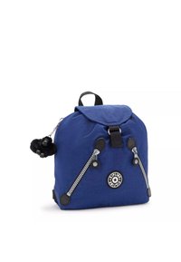 Zaino blu navy realizzato in tessuto resistente, dotato di doppie cerniere argentate, dettagli neri, una patta arrotondata e un portachiavi a forma di gorilla peloso.