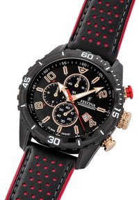 Montre chronographe avec un cadran noir, des accents dorés et des détails rouges. Dotée d'un bracelet en cuir noir texturé avec des perforations. Résistante à l'eau.