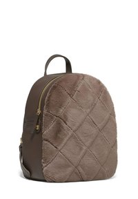 Brauner Kunstfell-Rucksack mit einer gesteppten Textur auf einer Seite und glattem Leder auf der anderen. Verfügt über einen Tragegriff und einen goldenen Reißverschluss.