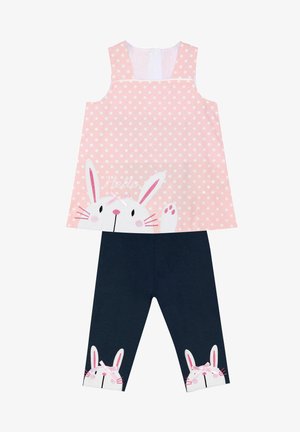 Lyserød top uden ærmer med prikker og en kanin grafik samt "Hejsa" tekst, parret med marineblå leggings med kanindetaljer på stropperne.