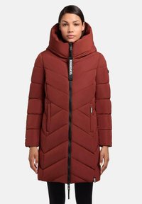 Rode pufferjack met een hoge kraag, chevron-quiltpatroon, ritssluiting aan de voorkant en zijzakken. Gemaakt van duurzaam materiaal.