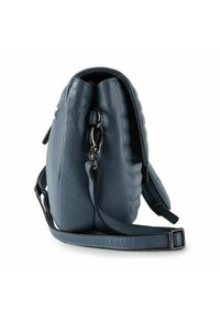 Borsa a mano in pelle blu con un design testurizzato e trapuntato. Dispone di una tracolla removibile e di accessori in argento. Finitura liscia con una forma strutturata.
