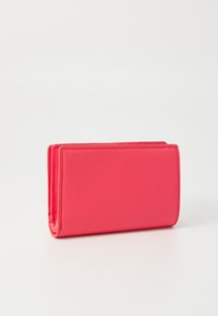 Portafoglio in pelle rosa con una superficie liscia, design pieghevole e cuciture visibili. Forma rettangolare compatta, adatta per carte e contanti.
