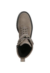 Stivale alla caviglia in suede grigio con punta rotonda, lacci frontali e zip laterale. Presenta una suola testurizzata e cuciture decorative.