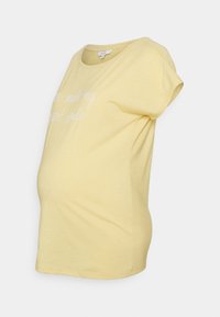Camisola de maternidade amarela com decote redondo, mangas curtas e detalhes em texto branco. Material de algodão suave, projetada para uma silhueta ajustada.