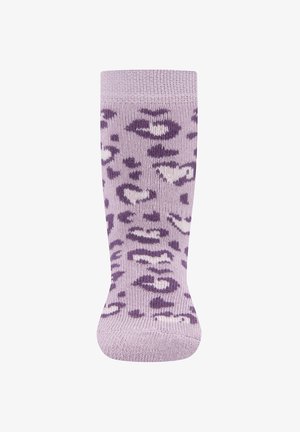 Lila kniehohe Socke mit weichem Textur, versehen mit einem Leopardenmuster in dunklerem Lila und weißen Akzenten. Strickdesign.