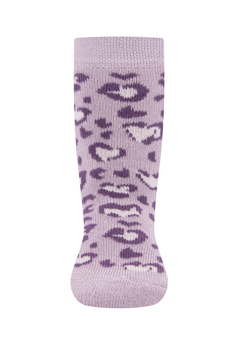 Lila kniehohe Socke mit weichem Textur, versehen mit einem Leopardenmuster in dunklerem Lila und weißen Akzenten. Strickdesign.