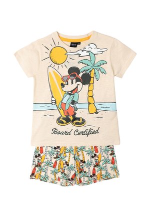 Conjunto de camiseta beige y pantalones cortos para niños con Mickey Mouse sosteniendo una tabla de surf, palmeras, sol y escena de playa oceánica.