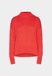 Rode gebreide trui met een hoge geribbelde hals, doorgezakte schouders en een iets kortere zoom. Voorzien van geribbelde manchetten en een gladde textuur.