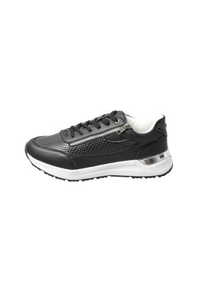 Zwarte sneakers van gestructureerd leer en soepel materiaal, met een witte zool, zilveren hardware accenten en zwarte veters.