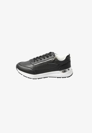 Zwarte sneakers van gestructureerd leer en soepel materiaal, met een witte zool, zilveren hardware accenten en zwarte veters.