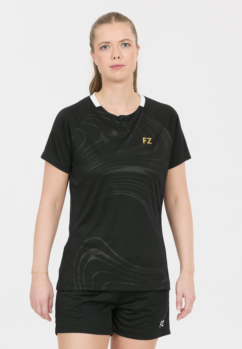 Svart atletisk skjorta med korta ärmar, med ett texturerat vågmönster och en vit krage. Logotypen "FZ" i guld på vänster bröst.