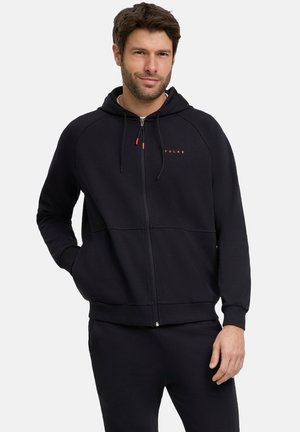 Sweat à zip noir avec une texture lisse, doté d'une capuche avec cordon de serrage, de poches avant et d'un discret logo rouge sur la poitrine.