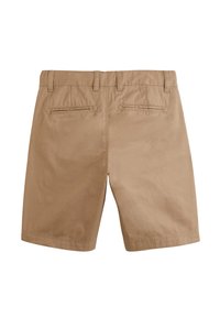 Shorts en coton beige avec une coupe droite, deux poches arrière et une taille avec passants de ceinture. Texture lisse avec un minimum de détails.