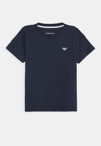 Marinblå t-shirt i bomull med korta ärmar, rund halsringning och en liten vit broderad logotyp på bröstet. Slät textur.