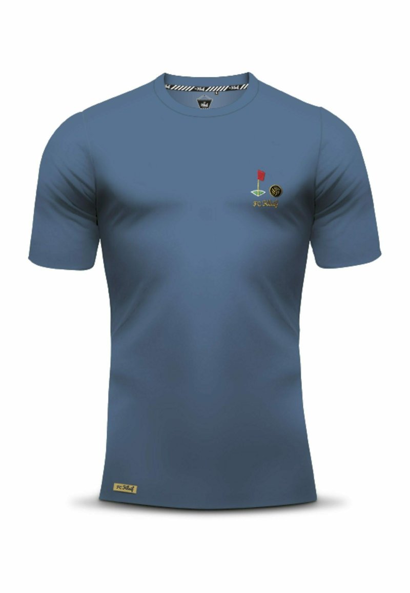 Blauw T-shirt met korte mouwen, gemaakt van lichtgewicht stof. Heeft een rode vlag-logo en de tekst "FC Khalij" in goud. Eenvoudig ontwerp met een ronde hals.