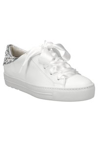 Białe skórzane sneakersy z teksturowanym przodem, satynowymi sznurowadłami i tyłem z akcentami srebrnymi oraz kwiecistymi zdobieniami.