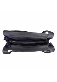 Schwarze Ledertasche mit strukturierter Oberfläche, zwei Fächern und kontrastierender dunkelblauer Innenausstattung. Reißverschlussabschlüsse für sicheren Stauraum.