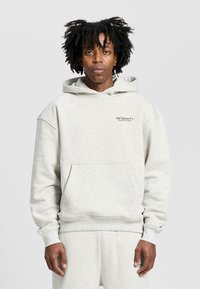 Ljusgrå huvtröja i fleece-material, med en framficka, ribbade ärmslut och "RETERNITY"-logotyp tryckt på bröstet.