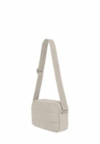 Borsa a tracolla beige con design imbottito e tracolla regolabile. Presenta una texture liscia e un discreto logo sul davanti.