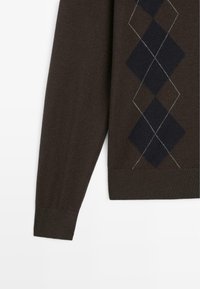 Maglione marrone lavorato a maglia con motivo a diamante in blu navy e beige. Caratterizzato da maniche lunghe e polsini a coste all'orlo.