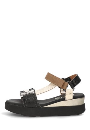 Sandalia de plataforma para mujer con tiras de cuero negro, beige y marrón, hebilla plateada, suela acolchada y tacón bajo.