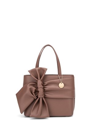 Sac en cuir marron texturé avec un grand nœud, deux poignées et un charme doré. Design structuré avec une finition lisse.