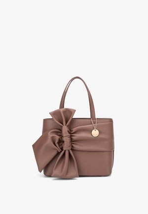 Borsa a tracolla in pelle marrone con texture, caratterizzata da un grande dettaglio a fiocco, due manici e un ciondolo dorato attaccato. Design strutturato con una finitura liscia.