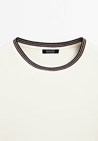 T-shirt côtelé de couleur crème avec un col rond et des accents rayés en noir et bordeaux. Étiquette indiquant "Massimo Dutti."