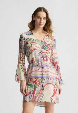 Abito a maniche lunghe in tessuto leggero, caratterizzato da un vivace motivo paisley e una coulisse in vita, con scollo a V.