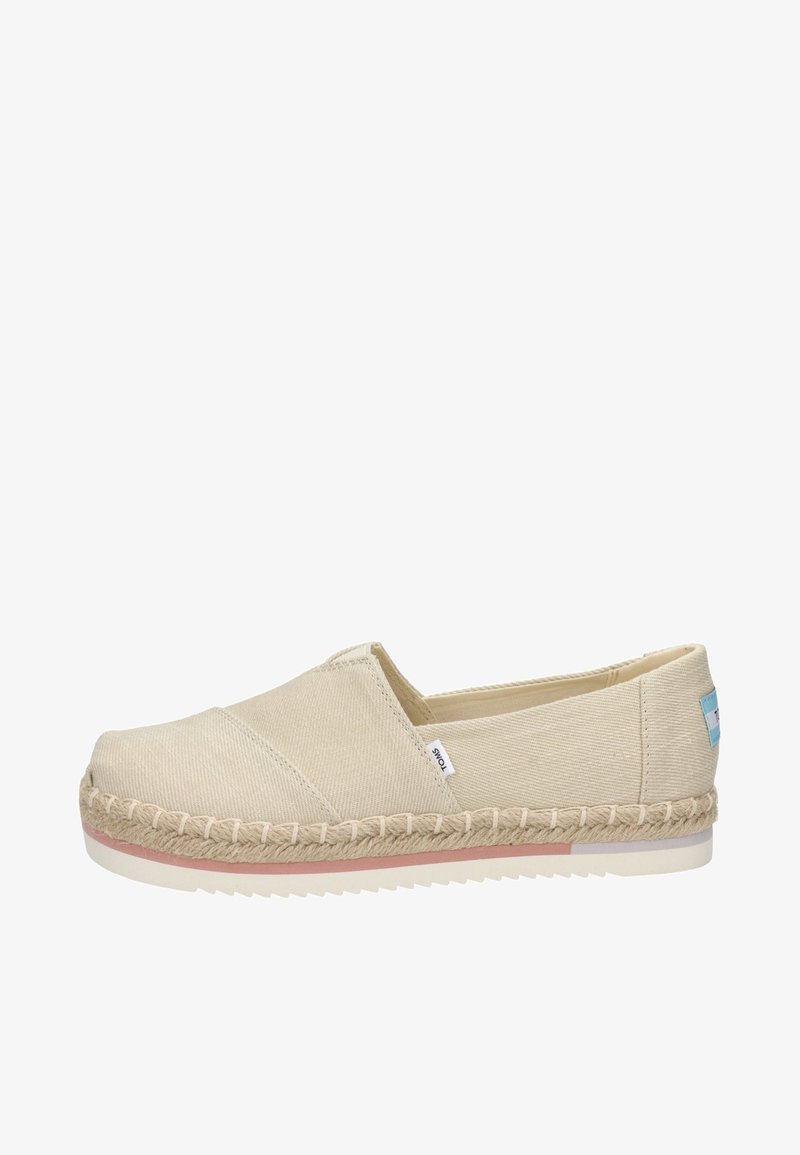 Espadrille beige en toile à enfiler avec semelle en jute tressée, semelle extérieure en caoutchouc et petite étiquette de marque blanche sur le côté.