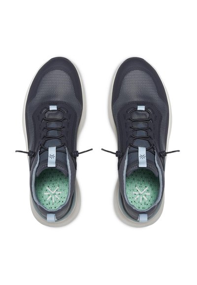 Marina nät atletiska skor med en texturerad yta, en ljusblå accentflik och en grön mönstrad innersula. Har en snörningsdesign.