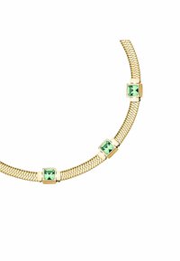 Collana in tonalità oro con design a rete textured, decorata con tre gemme quadrate verdi distribuite uniformemente lungo la catena.