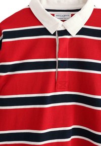 Rød og marineblå stribet polo shirt med hvide striber, der har en hvid krave, to-knaps placket og tekstur, der indikerer et strikstof.