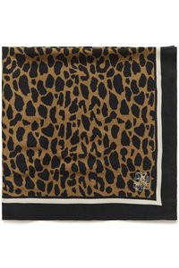 Rudos ir juodos leopardų rašto kvadratinė skara su juoda ir balta kraštine bei mažu baltu siuvinėtu logotipu kampe.