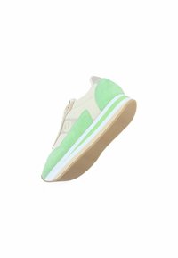 Sneakers beige e verdi con una tomaia testurizzata, accenti in suede e una suola intermedia bianca. La suola esterna è marrone con scanalature per la trazione.