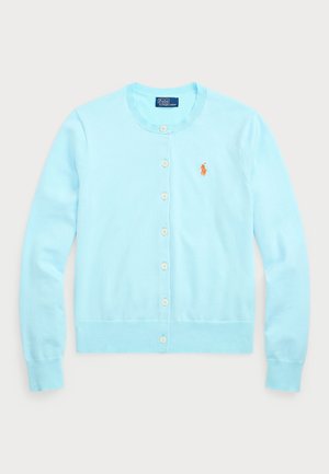 Ljusblå cardigan i mjukt tyg med rund halsringning, med knäppning fram och en liten orange logotyp på vänster bröst.