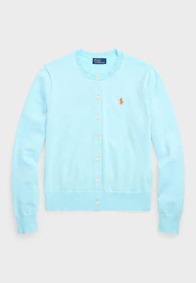 Cardigan azzurro chiaro realizzato in tessuto morbido con scollo rotondo, dotato di chiusura con bottoni e di un piccolo logo arancione sul lato sinistro del petto.