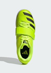 Scarpe da ginnastica neon gialle con strisce nere, design con lacci e chiusura con cinturino. Realizzate in materiale sintetico con superficie texturizzata.