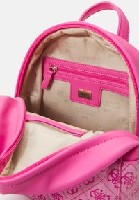 Guess Dnevni ruksak - scared pink