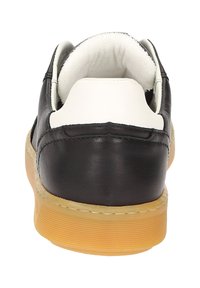 Schwarzer Ledersneaker mit weißen Akzenten, abgerundetem Fersenbereich und einer profilierten Sohle aus dunkelbraRubber. Weiche Innenseite am Schuhöffnung sichtbar.