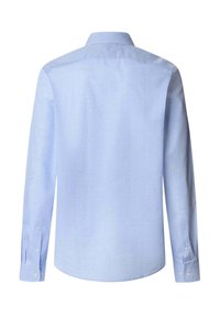 Camisa de manga larga azul claro con cuello estándar, hecha de tela texturizada. Presenta puños abotonados y un dobladillo recto.