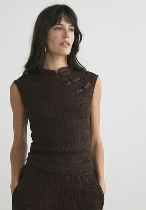Next, REGULAR FIT - SHORT SLEEVED TEXTURED KNOT FASTENING TOP - Blúzka - chocolate brown