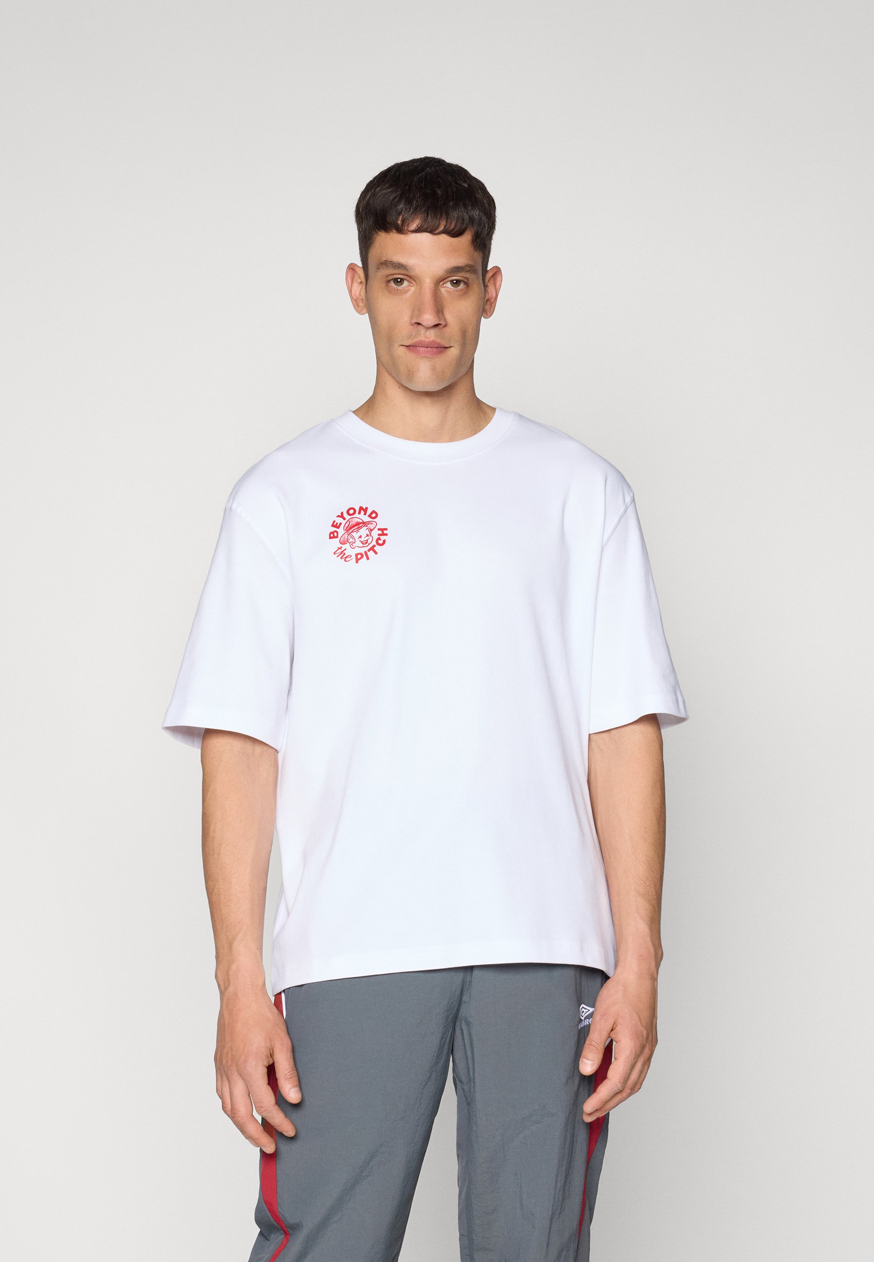 ★UMBRO★ NQ Sam Scout Graphic Short Sleeve T-Shirt White UQ Sam Scout Graphic Tee – Umbro Australia