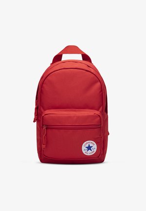 Czerwony nylonowy plecak o zaokrąglonym kształcie, z przednią kieszenią na zamek, regulowanymi paskami i okrągłą naszywką z logo Converse All Star.
