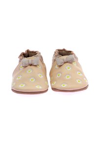 Chaussures en cuir tan avec broderie florale représentant des marguerites blanches et des cœurs jaunes. Des nœuds en tissu doux ornent la cheville. Semelles plates, intérieur texturé.