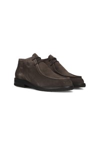 Bottines en suede marron avec un bout rond et des détails cousus, dotées de lacets noirs et d'une semelle en caoutchouc plate.