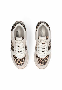 Baskets avec une tige en daim beige et imprimé léopard, accents en cuir blanc, bout rond et fermeture à lacets ; semelle extérieure en caoutchouc texturé.