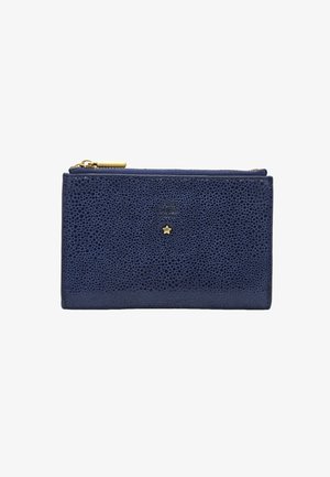 Portefeuille en cuir texturé bleu marine avec fermeture éclair en or et petit ornement en forme d'étoile dorée centré sur le devant.